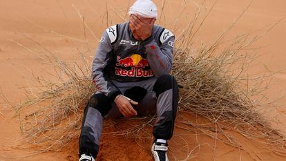 Carlos Sainz después de su accidente durante la novena etapa del Rally Dakar, este martes.