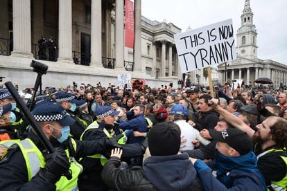 Negacionistas del coronavirus se enfrentan este sábado a la policía en Trafalgar Square (Londres)