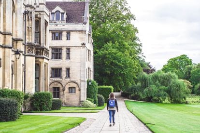 Una alumna camina en los terrenos del King's College, en la Universidad de Cambridge (Reino Unido).