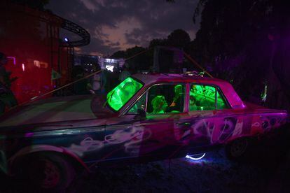 Una instalación de arte creada con un automóvil viejo por Radio Nopal.