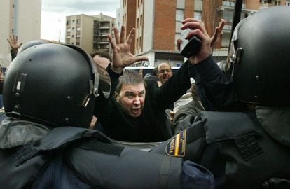 Arnaldo Otegi, líder de Batasuna, forcejeando con la policia, durante una manifestación ilegal organizada por el partido, en Pamplona, el 27 de marzo de 2005. Miles de personas desafiaron la orden judicial que declaraba ilegal la marcha y caminaron por el centro de la ciudad tras la pancarta: 'Ahora el pueblo, ahora la paz'.
