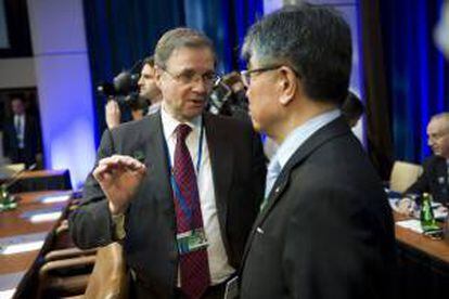 El gobernador del Banco de Italia, Ignazio Visco (i) conversa con el gobernador del Bando de Corea Choongsoo Kim, (d). EFE/Archivo