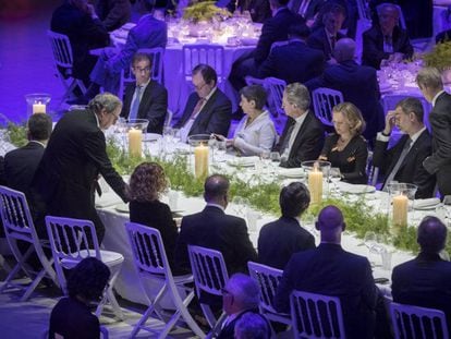 El rei, entre la ministra Nadia Calviño i el director general de SMA, Mats Granryd (dempeus), en el sopar inaugural del Mobile World Congress a la sala oval del MNAC. Al davant, Quim Torra (dempeus) i la ministra Meritxell Batet.