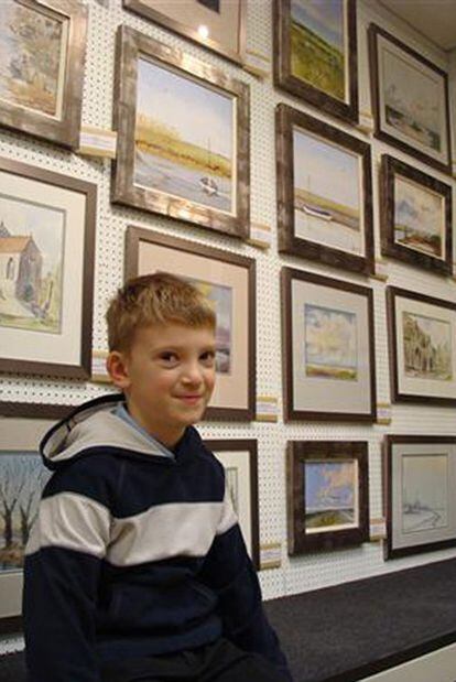 El joven pintor de siete años en la galería.
