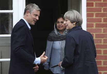 Los conservadores Zac Goldsmith y Theresa May visitan a votantes en Richmond, Londres, el 29 de mayo.