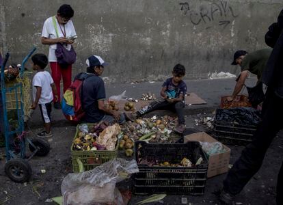 Venezolanos recogen restos de alimentos del suelo