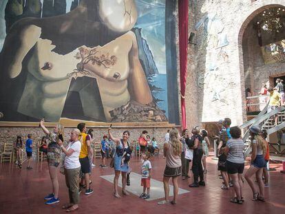 Interior del Museo Dal&iacute; de Figueres (en la zona en la que est&aacute; el pintor enterrado) lleno de visitantes.