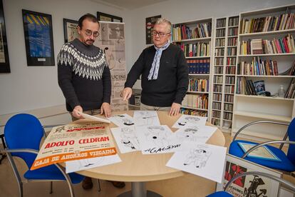 Juan Trova (izquierda) y Enrique Moratalla, en el archivo del Centro Lucini de la Canción de Autor, en Granada.