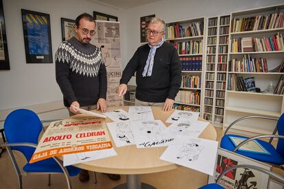 Juan Trova (izquierda) y Enrique Moratalla, en el archivo del Centro Lucini de la Canción de Autor, en Granada. 