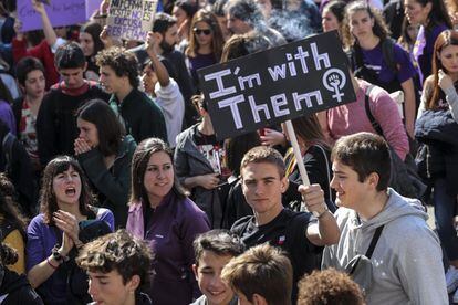 Un estudiante porta un cartel en apoyo a las mujeres durante la manifestación estudiantil del 8-M en Barcelona.