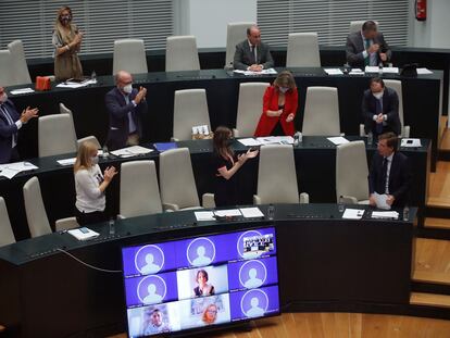 El alcalde, José Luis Martínez-Almeida, es aplaudido por concejales de su grupo tras su intervención este miércoles en el pleno del Ayuntamiento de Madrid, donde ha afrontado su primer debate del estado de la ciudad como regidor.