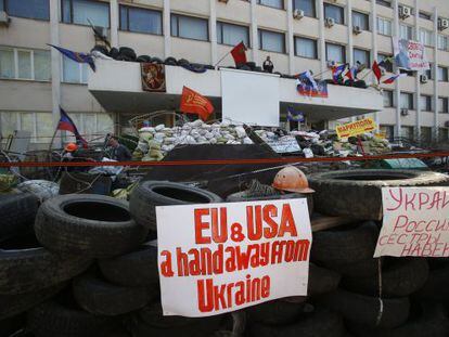 Pie de Foto: Barricada frente al Ayuntamiento de Mariupol.
