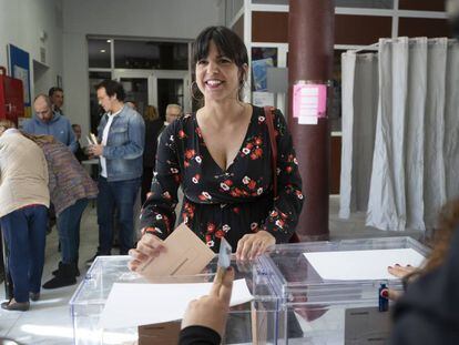 Teresa Rodríguez vota en el colegio electoral de la Salle, en el barrio de la Viña, Cádiz, en las elecciones legislativas del 28-A.