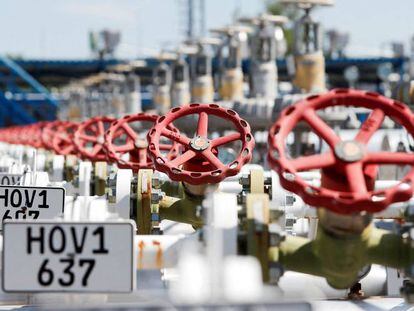 Las válvulas de gas en el sitio de almacenamiento de gas natural en Zsana, Hungría, el 20 de mayo de 2022.