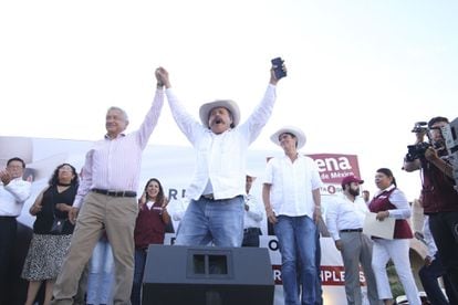 Armando Guadiana Tijerina en un mitin en Coahuila junto a Andrés Manuel López Obrador, en 2017.