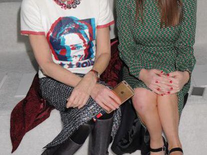 Anna Wintour y su hija Bee Shaffer con la camiseta en apoyo a Clinton de Marc Jacobs. 