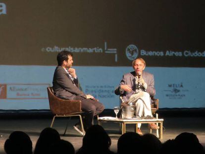 Michel Houellebecq, entrevistado por el escritor argentino Gonzalo Garc&eacute;s el 10 de noviembre en Buenos Aires. 