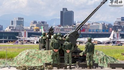 Soldados taiwaneses utilizaban un cañón antiaéreo de 35 milímetros, el lunes en el aeropuerto de Taipéi.