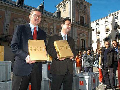 El alcalde, Alberto Ruiz-Gallardón (izquierda), y el vicealcalde, Manuel Cobo, en la despedida del <i>dossier</i> de la candidatura Madrid 2012.