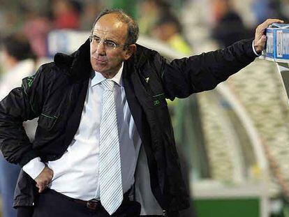 Javier Irureta, junto al banquillo del Betis.