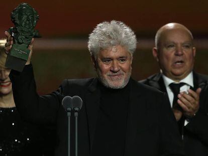 Pedro Almodóvar recoge uno de los premios Goya que ganó el sábado.