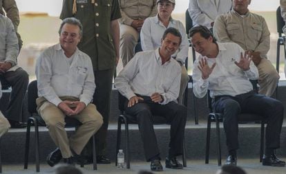 Pe&ntilde;a Nieto y Emilio Lozoya conversan en un acto de 2014.