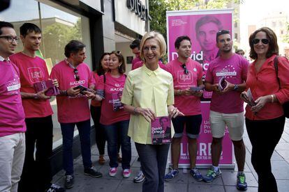 Rosa Díez participa en un acto de campaña electoral por la calle Orense de Madrid.