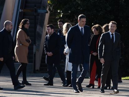 El presidente del Gobierno, Pedro Sánchez (i) y el presidente de Francia, Emmanuel Macron (d), y en segundo plano, Pere Aragonès.