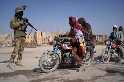 Control talibán a la entrada de la localidad de Zurmat, en la provincia afgana de Paktia.