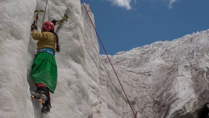 Dora Magueño Machaca entrenando una de las facetas más difíciles del alpinismo, la escalada en hielo.