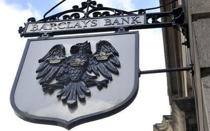 Vista de un cartel de Barclays Bank en el exterior de una de sus sucursales en Londres.