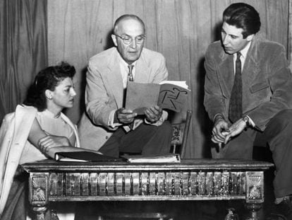 William Carlos Williams (en el centro), en 1949 en Nueva York. 
