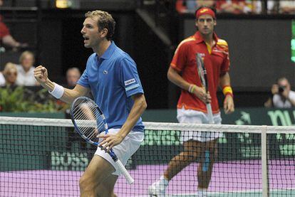 Benneteau celebra un punto durante el partido con Feliciano López en segundo término.