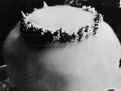 Hongo en formación segundos después de la detonación de la bomba 'Baker' en la laguna del atolón Bikini en julio de 1946.
