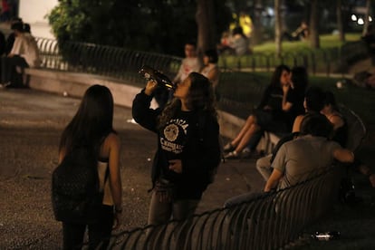 Jóvenes bebiendo y fumando hachís