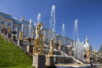Fuentes del Peterhof, el palacio de verano, en San Petersburgo.