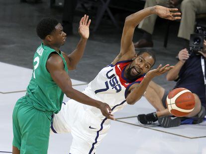 Caleb Agada y Kevin Durant, en una acción del partido entre Nigeria y Estados Unidos.