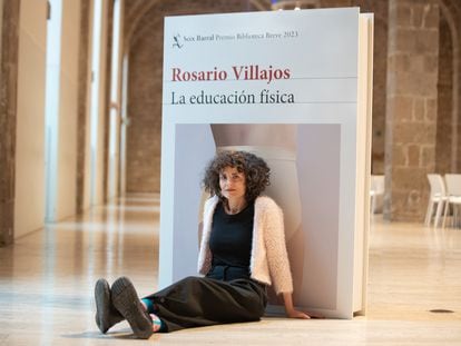 La escritora Rosario Villajos, tras ganar el premio Biblioteca Breve de Seix Barral, el pasado 6 de febrero en Barcelona.