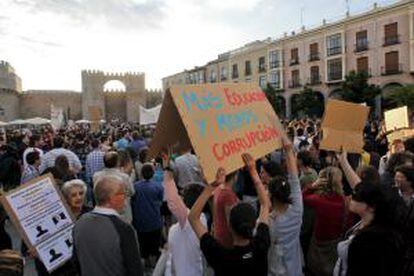 Varios jóvenes muestran una pancarta durante la manifestación del Movimiento 15-M convocada esta tarde en Ávila.