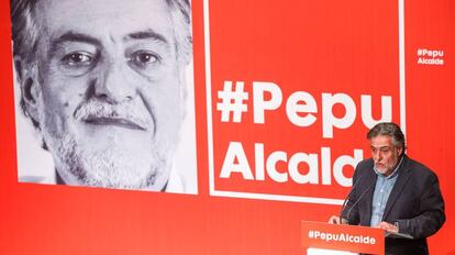 El exseleccionador de baloncesto Pepu Hernández, durante su intervención en un acto del PSOE celebrado en el Teatro de La Latina de Madrid.