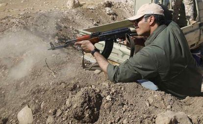 Un miliciano kurdo dispara hacia Baretle, ciudad controlada por el EI.