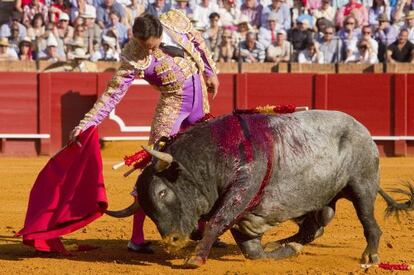 El Cid durante su faena con el primer toro.