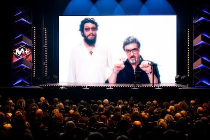 El comediante e imitador Raúl Pérez, con un 'deep fake' de Eugenio Jofra y Gerard Jofra en una escena que grabaron juntos.