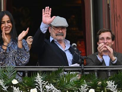 El actor Antonio Resines lee el pregón de las Fiestas de San Isidro 2022 acompañado por el alcalde de Madrid, José Luis Martínez-Almeida, y la vicealcaldesa, Begoña Villacís.