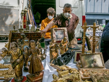 Uno de los puestos de El Rastro en la Feria de desembalajes que ofrece antigüedades y objetos vintage en la plaza Vara del Rey.