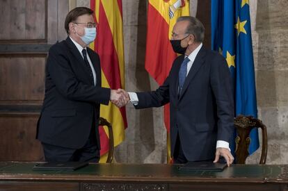 Los presidentes de la Fundación La Caixa, Isidro Fainé, y el de la Generalitat Valenciana, Ximo Puig, han firmado este jueves un convenio para reforzar la inversión en obra social esta región hasta los 32 millones de euros. 