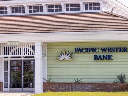 FILE PHOTO: A general view of Pacific Western Bank in Huntington Beach, California, U.S., March 22, 2023.        REUTERS/Mike Blake/File Photo