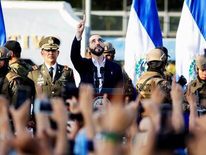 Nayib Bukele junto a sus seguidores y el Ejército, el domingo en San Salvador.