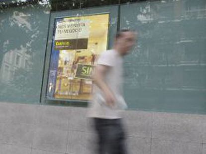 Un hombre pasa junto a una sucursal de Bankia en Madrid. EFE/Archivo