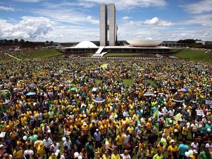 Unas 100.000 personas se manifiestan ante el Congreso Nacional en Brasilia para manifestar su respaldo al juicio pol&iacute;tico que la oposici&oacute;n promueve contra la presidenta Dilma Rousseff.